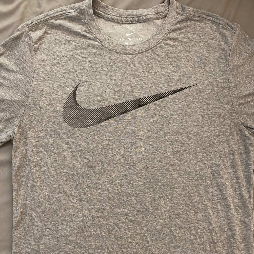 Men’s Nike Gray Dri-Fit T-Shirt (Medium)